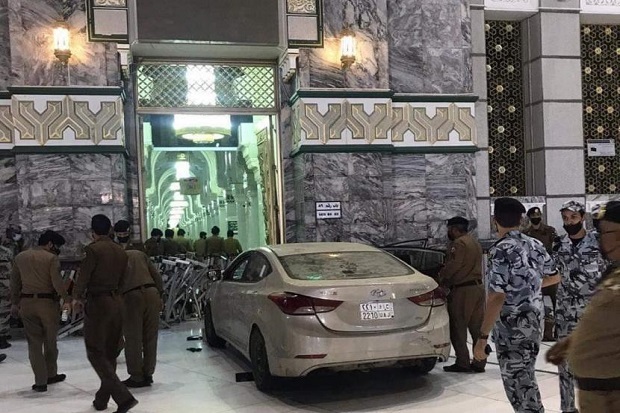 Pengemudi Mobil Tabrak...