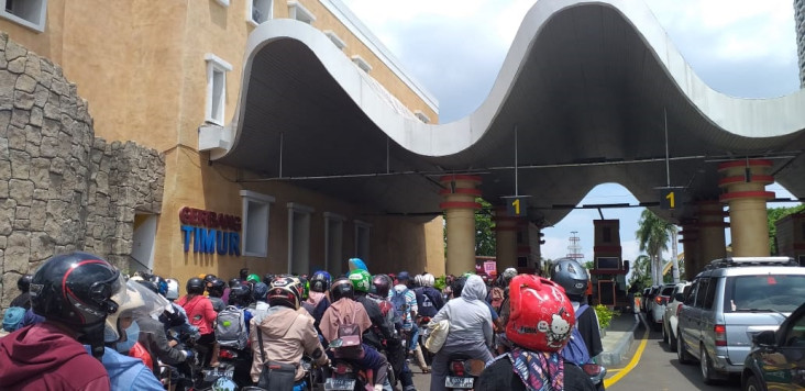 Pengunjung Padati Ancol,...