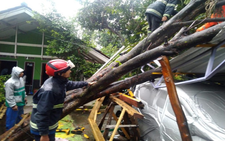 Puluhan Rumah Porak-poranda...