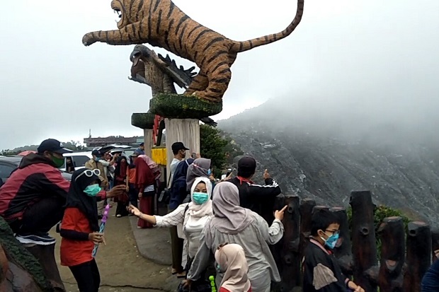 Wisatawan ke Tangkuban...