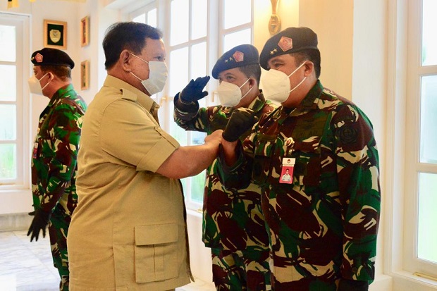 Prabowo Terima Laporan...