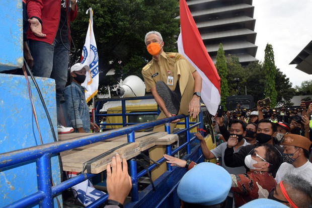 Ganjar Pranowo Naikkan...
