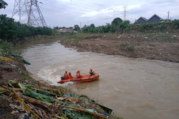 Terpeleset Saat Angkut...