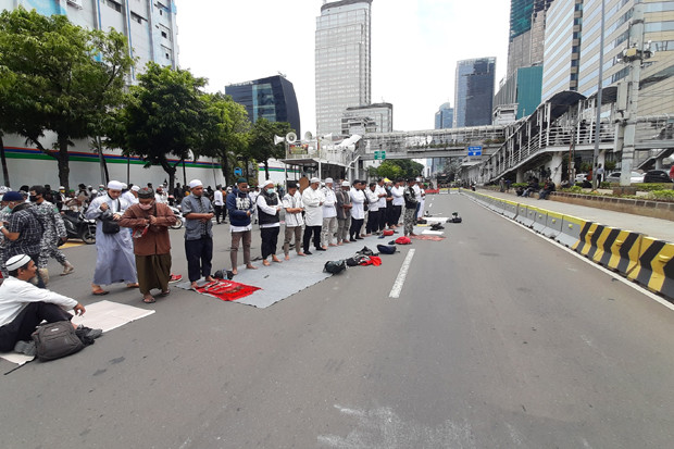 Tak Bisa Mendekat ke...