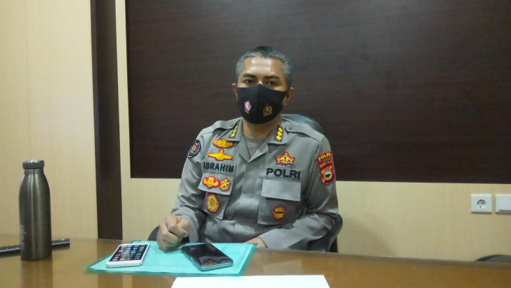 Dua Pelempar Molotov...
