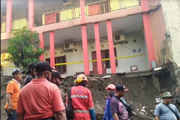 Hujan Deras, Talud di...