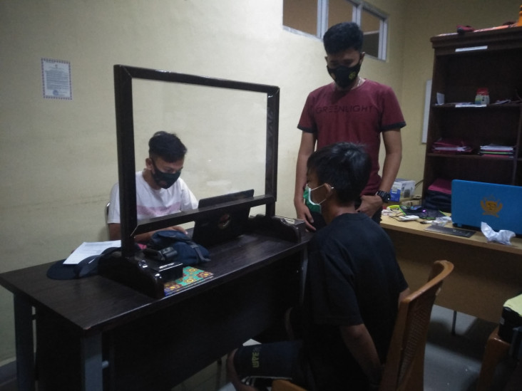 Ditinggal Orangtua Bekerja,...
