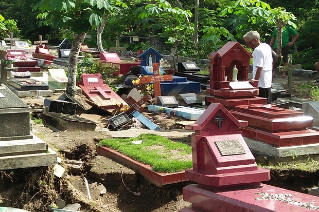 Waduh, Belasan Makam...