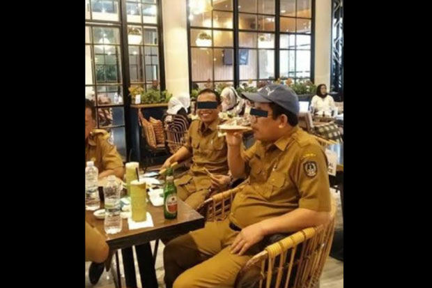 Foto Pria Berseragam...