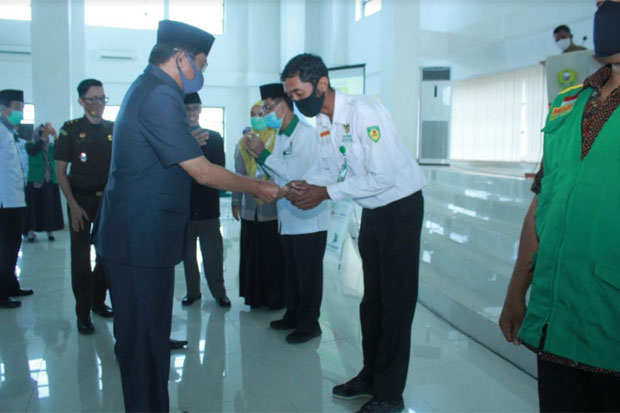 Pemkab Barru Serahkan...
