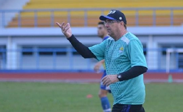 Persib Diliburkan, Robert...