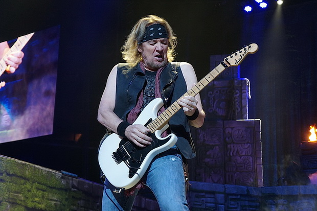 Gitaris Iron Maiden...
