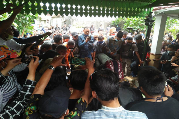Ki Seno Nugroho Dimakamkan...
