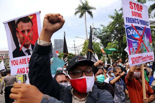Macron Belum Minta Maaf,...