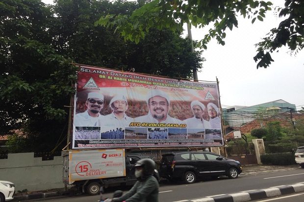 Jelang Kepulangan, Spanduk...