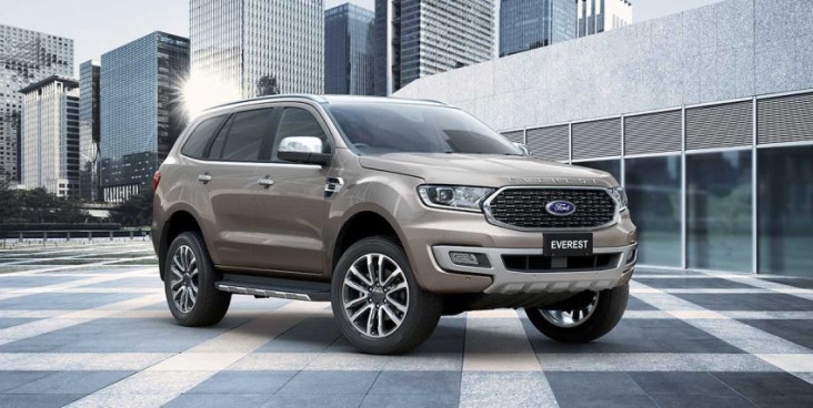 Bersolek, Ford Everest...