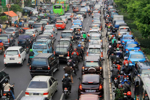 Ada Penyempitan Jalan,...