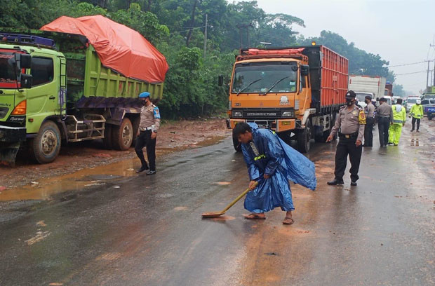 Bahayakan Pengguna Jalan,...