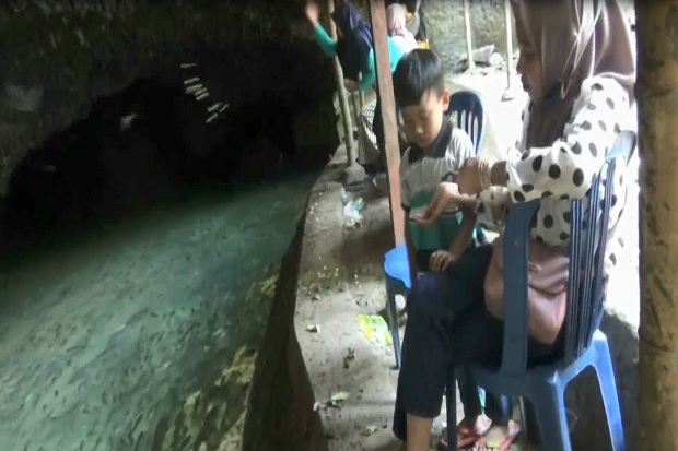 Menikmati Keunikan Wisata...