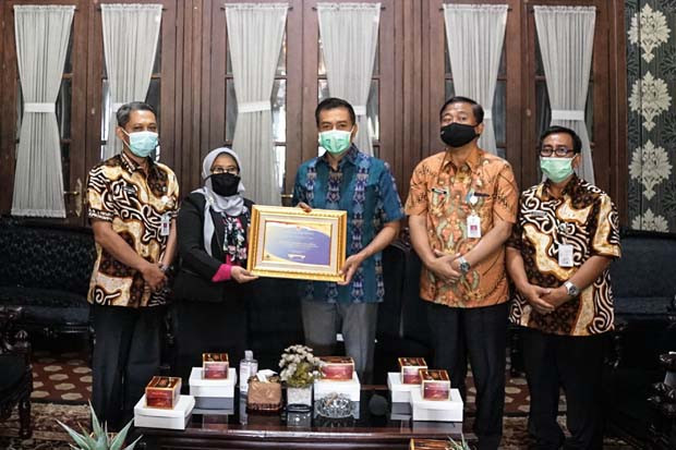 Salatiga Terima Penghargaan...