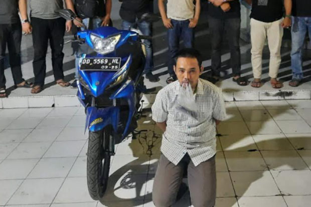 Pria Mengaku Polisi...