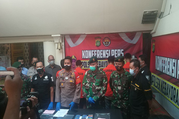 Beraksi di Kompleks...