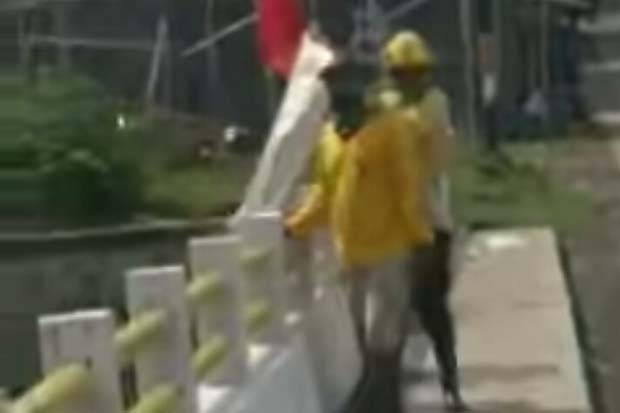 Video 2 Laki-laki Buang...
