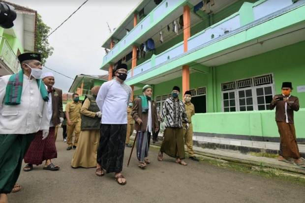 1.196 Warga Pesantren...
