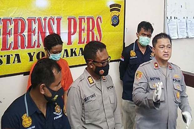 Bawa Clurit Cari Sesorang,...