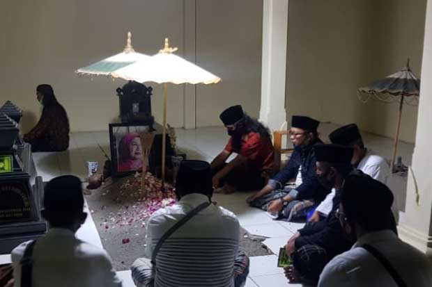Ziarah ke Makam Ibunda...