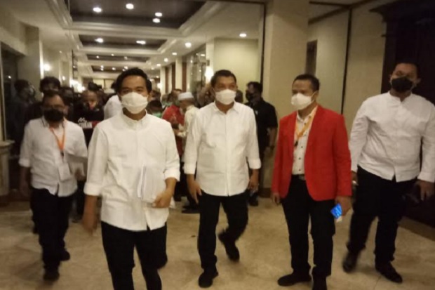 Masuk Ruangan Debat,...