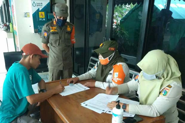 Tidak Pakai Masker,...