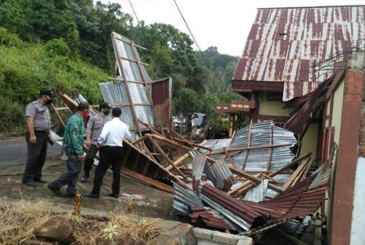 Angin Puting Beliung...
