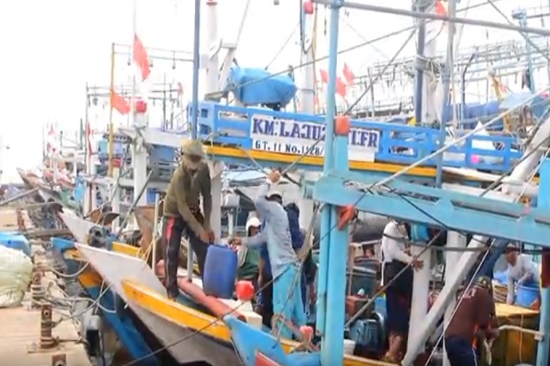 Cuaca Buruk di Laut...
