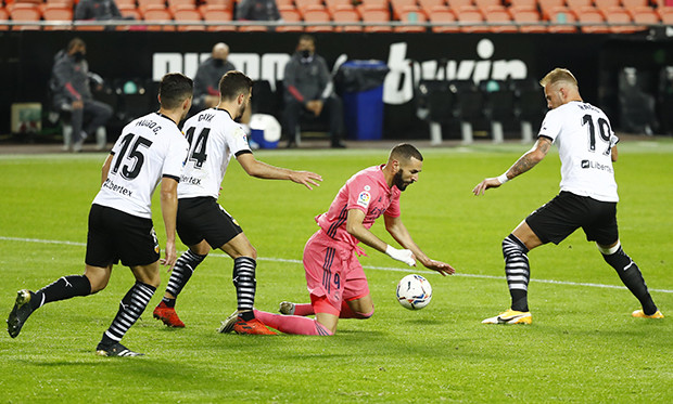 Cedera Benzema Bikin...