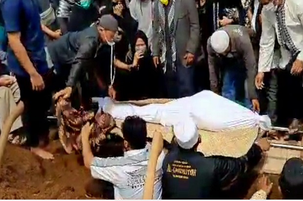 Isak Tangis Iringi Pemakaman...