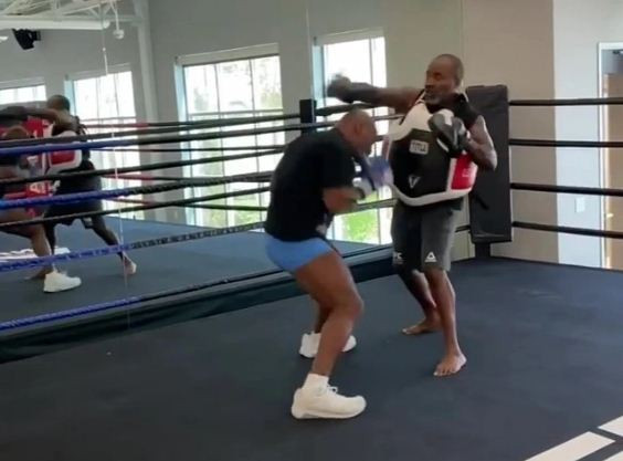 Mike Tyson Aneh! Bayar...