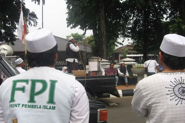 Sambut Habib Rizieq,...