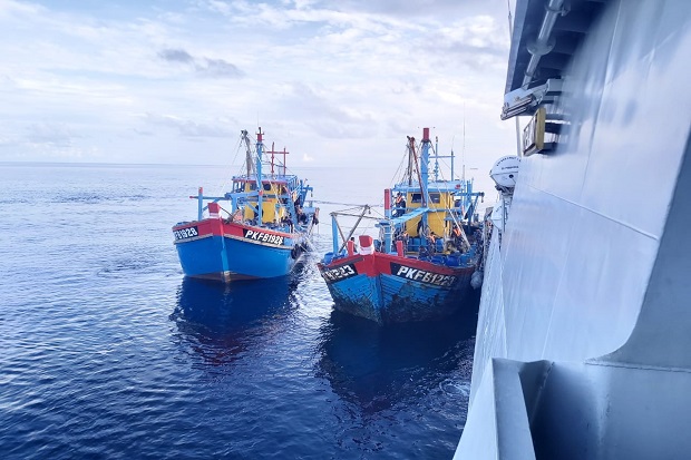 Kapal Perang KRI Kerambit–627...