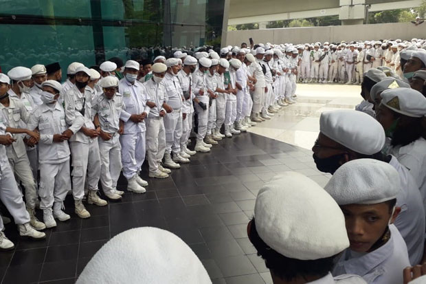 Massa FPI Bikin Barikade...