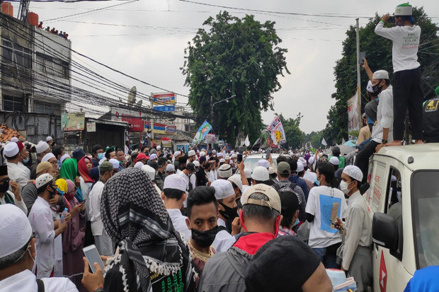 Turun di Stasiun Tanah...