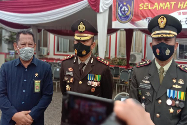 Atribut TNI Digunakan...