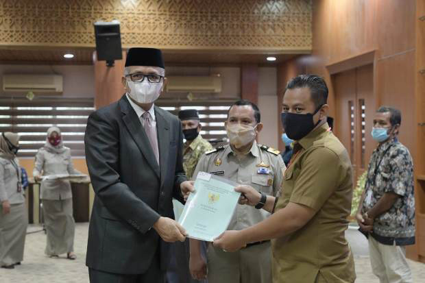 Gubernur Serahkan Sertifikat...
