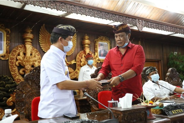 DPRD Klungkung Sambut...