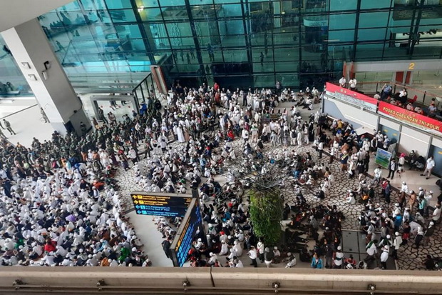 Bandara Dikepung Massa...