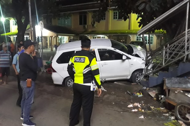 Tabrak Gerobak dan Pejalan...