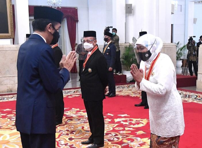 Presiden Jokowi Anugerahkan...