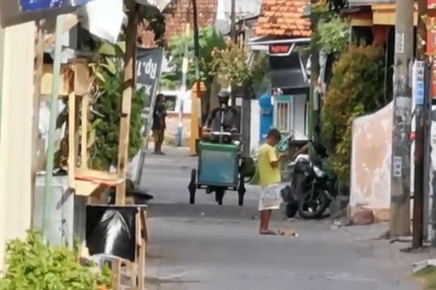 Keterlaluan, Pengamen...
