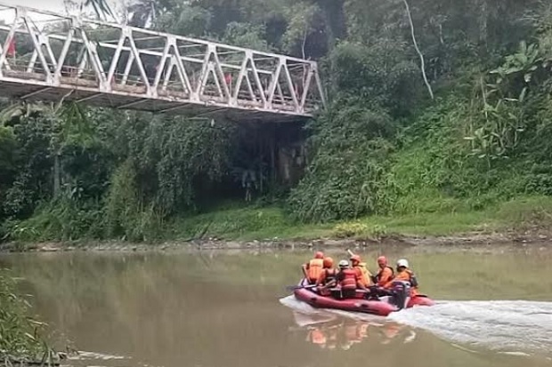Nekat Lompat dari Jembatan...