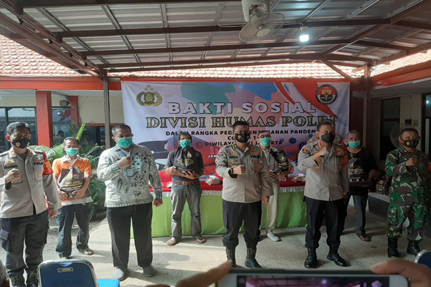 Polisi Gelar Bakti Sosial...